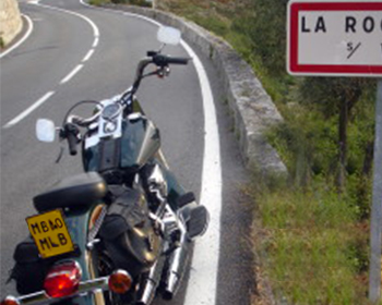 motard sur une départementale un moment de repos